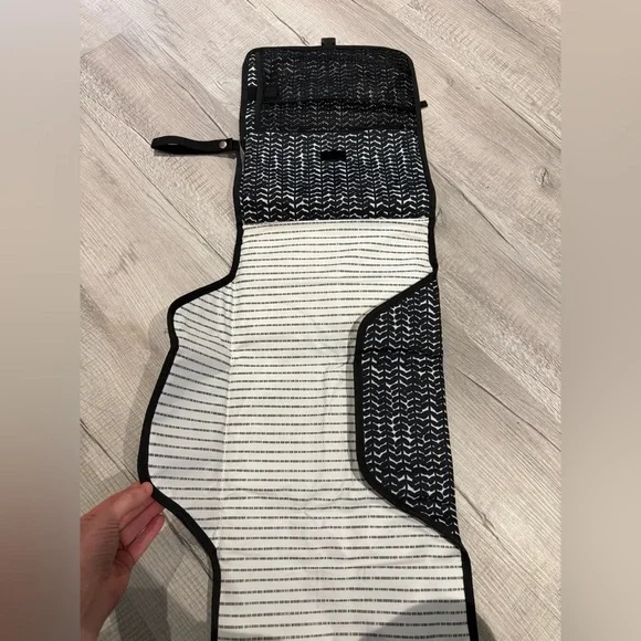 Skip Hop Black and White Chevron Baby Bag - Picture 3 of 4